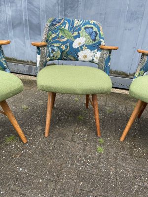 Bijpassende stoffen voor meubilair en raamdecoratie met bloem- en vlindermotieven.