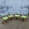 Stoelen met kleurrijke bloemenprint en groene bekleding, perfect voor interieur en decoratie.