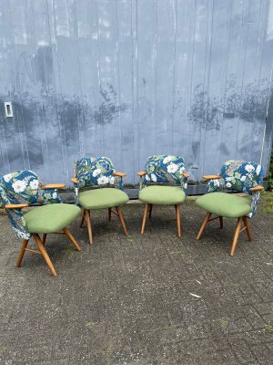 Stoelen met kleurrijke bloemenprint en groene bekleding, perfect voor interieur en decoratie.