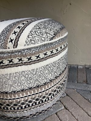 Decoratieve interieurstoffen in neutrale tinten, ideaal voor kussens, tapijten en thuisdecoratie.