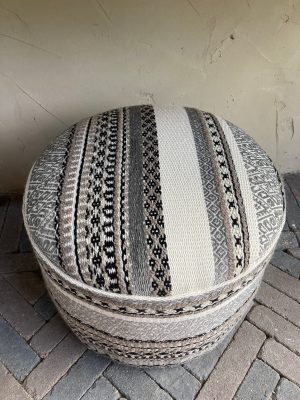 Decoratieve interieurstoffen bank met authentieke patronen, ideaal voor meubels en woondecoratie.