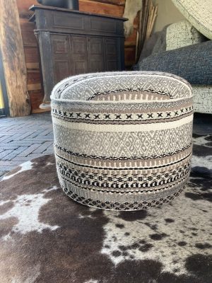 Decoratieve mand met traditionele patronen, perfect voor interieurinrichting en vintage decoratie.