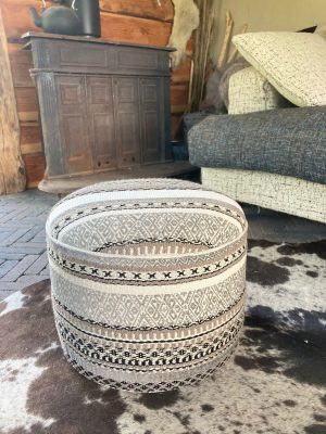 Leren poef met traditionele patronen, perfect voor decoratie en comfort.