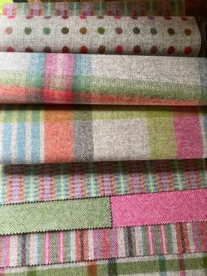 Vrolijke interieurstoffen voor meubels en gordijnen. Kleurrijke interieurstoffen met diverse patronen voor meubels, gordijnen en interieurdecoratie.