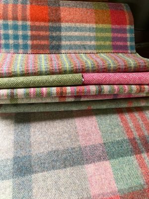 Kleedstoffen en behangpapier. Gevarieerde collectie interieurstoffen voor tapijten, gordijnen en bekleding bij StoffenBarn.