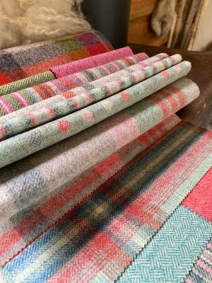 Vloerkleed stoffen en design. Knusse interieurstoffen met kleurrijke patronen.