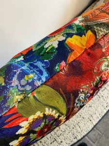 Interieurstoffen, bloemmotieven en designstoffen voor meubels en decoratie.