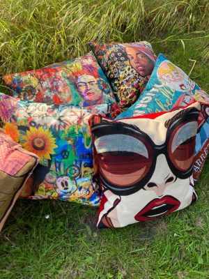 Unieke woonkamerdecoratie met trendy interieurstoffen en printdesigns.