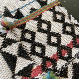 Diverse stoffen voor interieurdecoratie, met kleurrijke patronen en texturen, perfect voor meubelbekleding en accessoires.