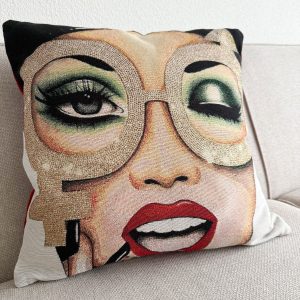 Artikeerstof met gezichtsmotief, vrolijk interieurdecoratie met huidige modetrends. Gezicht op sierkussen met kleurrijke make-up en opvallende details voor modern interieur.