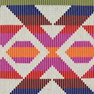 Kleurrijke geometrische interieurstof met patroon voor gordijnen en kussens.