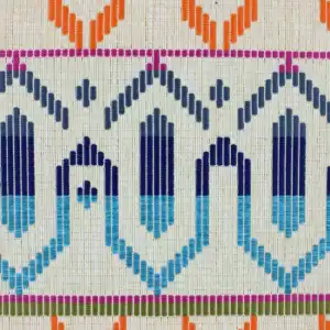 Geweven textiel met geometrische patronen en levendige kleuren voor interieur.