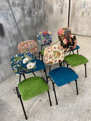 Unieke stoelen met opvallende stoffen voor interieurdecoratie.