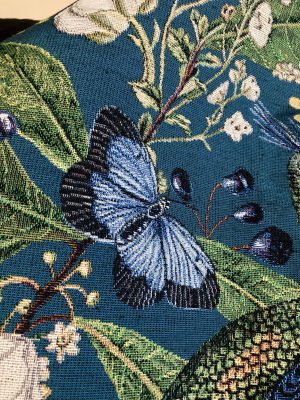 Vlinder en botanisch geïnspireerd interieurstof met gedetailleerd boeket ontwerp.