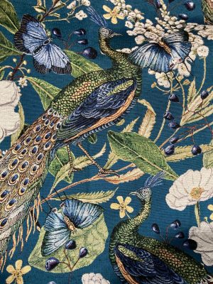 Luxe interieurstoffen met vogels en bloemen, perfect voor raamdecoratie en meubelstoffen.