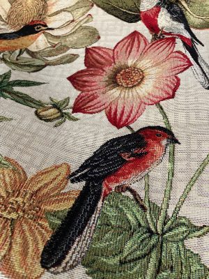 Interieurstoffen natuur | StoffenBarn. Gezicht op gedetailleerde bloem en vogelfragmenten in geweven interieurstoffen.