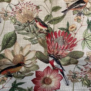 Tuinvlinder en vogels bloemen stofprint. Heldere bloemen, vogels en vlinders in natuurlijke kleuren op decoratief interieurstof.