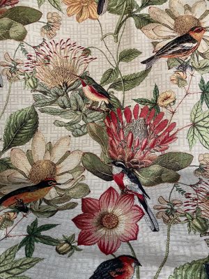 Tuinvlinder en vogels bloemen stofprint. Heldere bloemen, vogels en vlinders in natuurlijke kleuren op decoratief interieurstof.