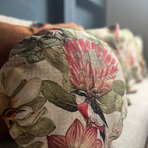 Hoogwaardige interieurstoffen met bloem- en vogeldessin voor bankkussens en decoraties.