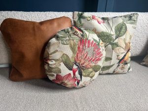 Interieurstoffen-Decoratief-kussen. Stijlvolle interieurstoffen met natuurlijke en bloemrijke designs. Perfect voor decoratie en meubelbekleding.
