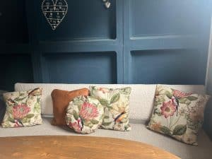Decoratieve interieurkussens met bloemen en vogels, perfect voor gezellige woonkamerinrichting. Decoratieve stylingkussens met bloemen en vogels voor de woonkamer.