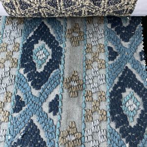 Antwoord: geweven interieurstoffen, duurzame meubelstoffen, bloemen en geometrische patronen in blauw en beige.