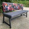 Elegante bank met bloemenprint en grijs zitvlak, ideaal voor gezellige interieurinrichting.