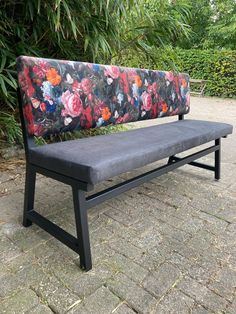 Bank met bloemenstoffering en grijs zitvlak, perfect voor interieurdecoratie. Elegante bank met bloemenprint en grijs zitvlak, ideaal voor gezellige interieurinrichting.