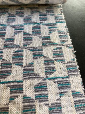 Moderne interieurstoffen met geometrisch patroon. Interieurstoffen met geometrisch patroon en turquoise accenten voor stijlvolle meubels.