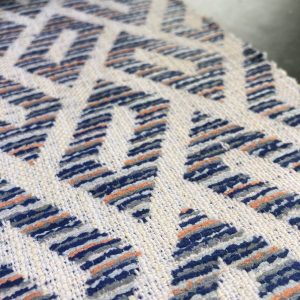 Luxe meubelstoffen en interieurstoffen voor draperieën en kussens, verkrijgbaar in diverse kleuren en patronen.