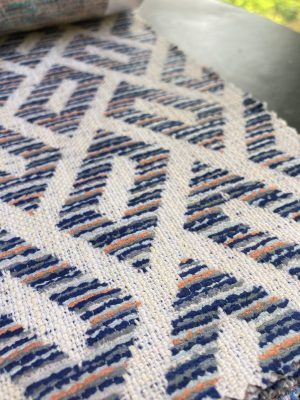 Luxe meubelstoffen en interieurstoffen voor draperieën en kussens, verkrijgbaar in diverse kleuren en patronen.