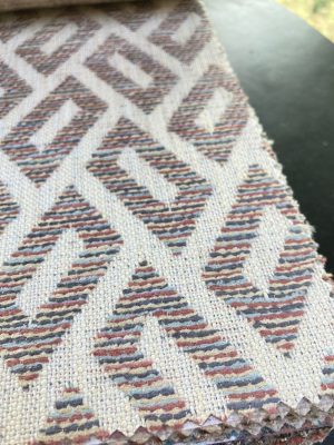 Geometrische interieurstof met kleuraccenten.