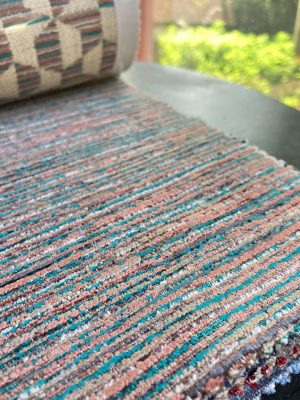 Kleurrijke interieurstoffen met textuur en patroon. Kleurrijk gekleurde interieurovertrekstoffen met unieke texturen en patronen, geschikt voor moderne interieurdecoratie.