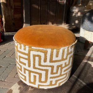 Geometrische patroon poef met fluwelen bovenkant voor trendy interieuraccents.