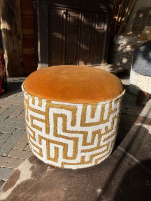 Stijlvolle poef met geometrisch patroon en fluwelen top. Geometrische patroon poef met fluwelen bovenkant voor trendy interieuraccents.