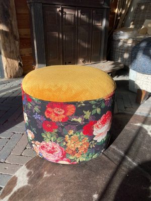 Esszimmerkleedje met bloemmotief en gele zitting, perfect voor interieur en stoffering. Kleurrorijke bloemstoffering met gele velvet zitting, ideaal voor interieurdecoraties.