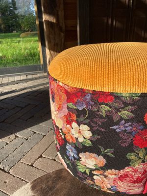 StoffenBarn interieurstof overzicht. Decoratief stoffenbank met velvet en floral afwerking voor gezellige woonruimtes.