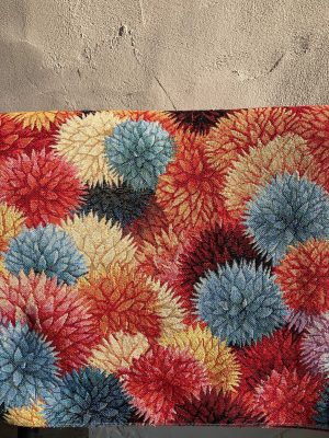 Vloerkleed met kleurrijke patronen. Heldere, kleurrijke interieurstoffen voor woondecoratie en meer.