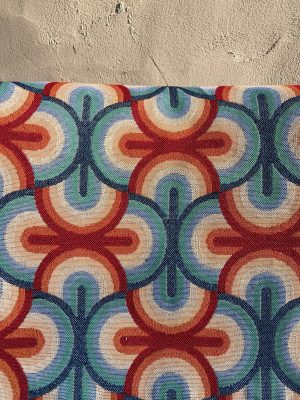 Geometrische stof met kleurrijk patroon voor interieurdecoratie.