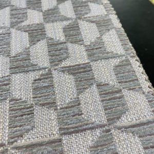 Luxueuze geweven interieurstof met een geometrisch patroon.