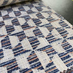 Vloerkleed stof met geometrisch patroon, ideaal voor interieurdecoratie en meubelbekleding, verkrijgbaar bij StoffenBarn.