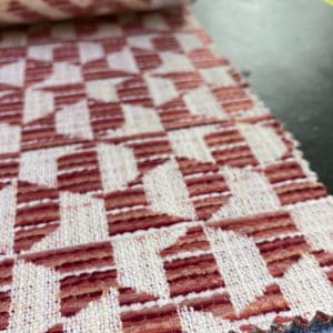 Kleurrijk vloerkleed met geometrisch patroon, ideaal voor een modern interieur en woondecoratie.