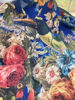 Vrolijke bloemen en een toucan print voor interieurstoffen en meubelbekleding.