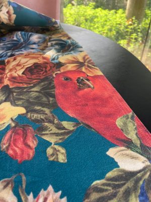Vleugelsstoffen. Decoratieve interieurstoffen met vogelprint en bloemen.