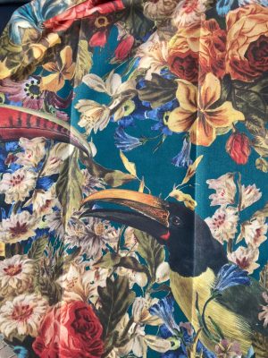 Tropisch bloemendecor met toucan print. Tropisch bloemenprint met toucan, kleurrijk en levendig, perfect voor interieurstoffen.