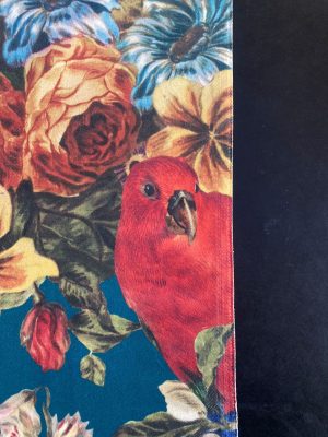 Vogel- en bloemenprint stoffen, interieurdecoratie, kleurrijk en levendig design. Vogel en bloemstoffen voor interieur, kleurrijke en decoratieve stoffen voor meubel- en gordijnpassie.