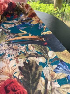 Vloerstof bloemenprint. Vloerstoffen met bloemmotief in diverse kleuren voor interieurdecoratie.
