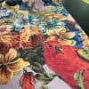 Kleurrijke bloem- en vogelprint stoffencover met levendige details.
