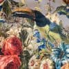 Gevoerde bloemrijke stof met toucan en kleurrijke bloemen, perfect voor interieurdecoratie.