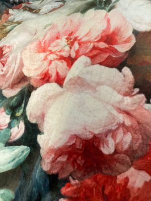 Vloerkleed met bloemmotief, zachte stof, interieurstoffen, woondecoratie, bloemenprint, kleurrijke textuur, stijlvolle woonkameraccessoire, stoffen voor interieur. Zachte, kleurrijke bloemenprint stof, perfect voor meubelbekleding en interieurdecoratie.